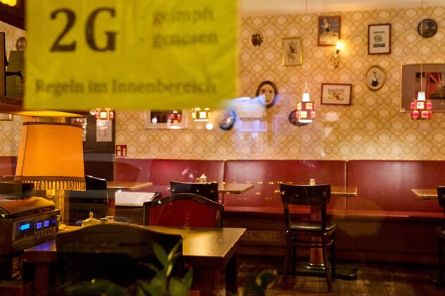 Hinweischild zur 2G-Zugangsaregel zum Restaurant Datscha im Rahmen der Berliner Corona-Eindämmungsmaßnahmen. Sign for 2G access control to the Datscha restaurant as part of the Berlin Corona containment measures. snapshot-photography F.Boillot *** Sign for 2G access control to the Datscha restaurant as part of the Berlin Corona containment measures snapshot photography F Boillot