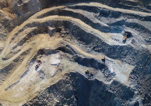 IMAGO Nature: Unsere Erde, Ressourcen, Erze PLAST, CHELYABINSK REGION, RUSSIA - SEPTEMBER 23, 2021: Extracting gold ore from an open pit mine at the Svetlinskoye Gold Deposit of the Yuzhuralzoloto Group of Companies. The enterprise, founded in 1976, extracts gold ore from underground and open pit mines. Donat Sorokin TASS  TS1174E0