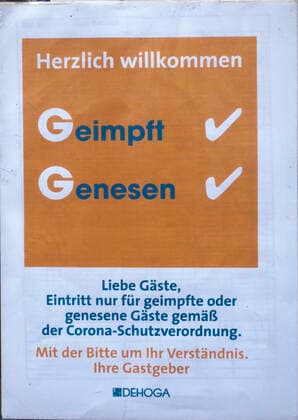 2G rules inside a restaurant in Berlin Photo taken 09 11 2021 Because the number of new infections is rising sharply, the Berlin Senate wants to tighten the Corona measures, but mainly for the unvaccinated From next week, 2G is to become the new standard Brandenburg is also planning further measures 2G rules inside a restaurant Copyright: epd-bild RolfxZoellner EDITORIAL USE ONLY
