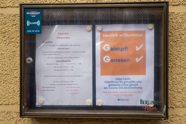 2G rules inside a restaurant in Berlin Photo taken 09 11 2021 Because the number of new infections is rising sharply, the Berlin Senate wants to tighten the Corona measures, but mainly for the unvaccinated From next week, 2G is to become the new standard Brandenburg is also planning further measures 2G rules inside a restaurant Copyright: epd-bild RolfxZoellner EDITORIAL USE ONLY