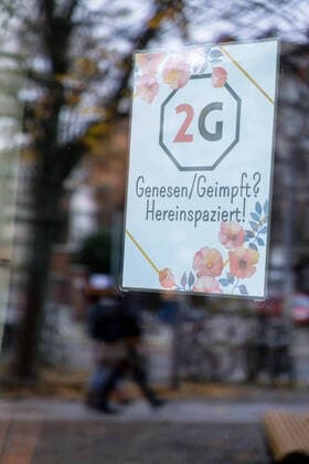 2G rules inside a restaurant in Berlin Photo taken 09 11 2021 Because the number of new infections is rising sharply, the Berlin Senate wants to tighten the Corona measures, but mainly for the unvaccinated From next week, 2G is to become the new standard Brandenburg is also planning further measures 2G rules inside a restaurant Copyright: epd-bild RolfxZoellner EDITORIAL USE ONLY