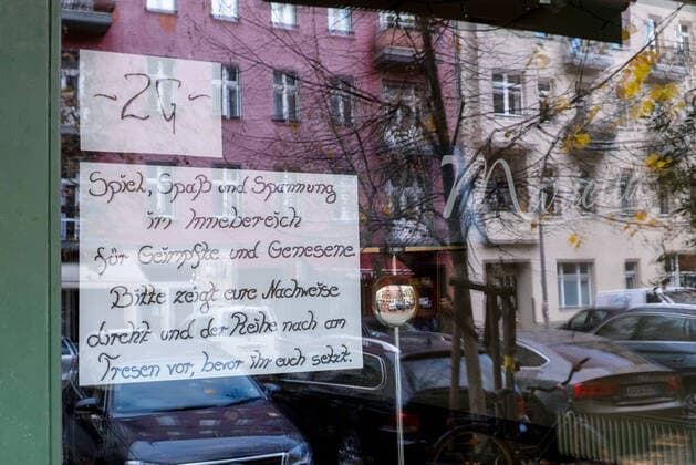 2G rules inside a restaurant in Berlin Photo taken 09 11 2021 Because the number of new infections is rising sharply, the Berlin Senate wants to tighten the Corona measures, but mainly for the unvaccinated From next week, 2G is to become the new standard Brandenburg is also planning further measures 2G rules inside a restaurant Copyright: epd-bild RolfxZoellner EDITORIAL USE ONLY