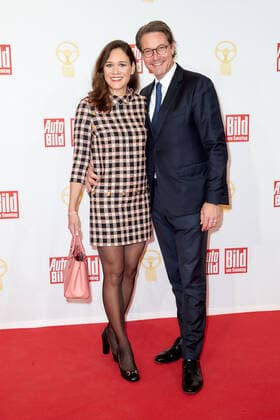 The Golden Steering Wheel 2021 Andreas Scheuer with wife Julia Reuss on the red carpet at the Golden Steering Wheel award ceremony in the Axel Springer Tower in Berlin Copyright: xEventpressxGolejewskix