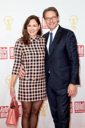 The Golden Steering Wheel 2021 Andreas Scheuer with wife Julia Reuss on the red carpet at the Golden Steering Wheel award ceremony in the Axel Springer Tower in Berlin Copyright: xEventpressxGolejewskix