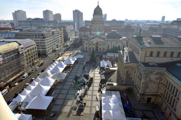 Last weekend the Christmas Market started at the Gendarmenmarkt, on Monday evening the decorated and illuminated Christmas tree was already hoisted by crane to its original place Part of the tent city has already been erected The market is fenced in and charges an entrance fee