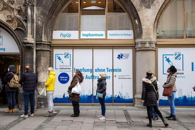 RKI meldet neuen Rekord an Ansteckungen: Impressionen aus München Lange Schlange für eine Impfung ohne Anmeldung im Rathaus. Innenstadt von München am 10.11. Am 10.11.2021 meldet das Robert Koch Institut RKI 39.676 neue Corona Infektionen in Deutschland. Das ist ein neuer Höchstwert. Die 7-Tage-Inzidenz steigt auf 232,1, auch ein neuer Höchstwert. Innerhalb von 24 Stunden starben weitere 236 Menschen an den Folgen der Infektion. - Long Queu for a vaccination in front of the townhall. Downtown of Munich, Germany. On November 10, 2021 the Robert Koch Institute RKI announced the new record of 39,676 new COvid infections in Germany. The seven day incidence rose to 231,1, a new record too. In the last 24 hours 236 people died of the afterma Copyright: xwww.AlexanderPohl.photographyxxx