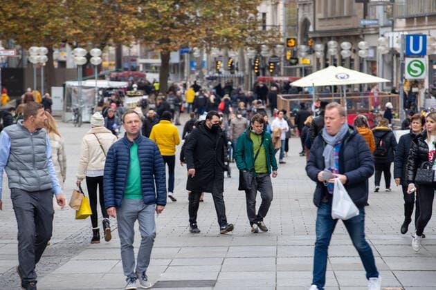 RKI meldet neuen Rekord an Ansteckungen: Impressionen aus München Innenstadt von München am 10.11. Am 10.11.2021 meldet das Robert Koch Institut RKI 39.676 neue Corona Infektionen in Deutschland. Das ist ein neuer Höchstwert. Die 7-Tage-Inzidenz steigt auf 232,1, auch ein neuer Höchstwert. Innerhalb von 24 Stunden starben weitere 236 Menschen an den Folgen der Infektion. - Downtown of Munich, Germany. On November 10, 2021 the Robert Koch Institute RKI announced the new record of 39,676 new COvid infections in Germany. The seven day incidence rose to 231,1, a new record too. In the last 24 hours 236 people died of the aftermaths of COvid-19. München Bayern Deutschland Copyright: xwww.AlexanderPohl.photographyxxx