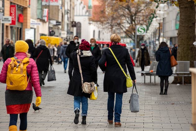 RKI meldet neuen Rekord an Ansteckungen: Impressionen aus München Innenstadt von München am 10.11. Am 10.11.2021 meldet das Robert Koch Institut RKI 39.676 neue Corona Infektionen in Deutschland. Das ist ein neuer Höchstwert. Die 7-Tage-Inzidenz steigt auf 232,1, auch ein neuer Höchstwert. Innerhalb von 24 Stunden starben weitere 236 Menschen an den Folgen der Infektion. - Downtown of Munich, Germany. On November 10, 2021 the Robert Koch Institute RKI announced the new record of 39,676 new COvid infections in Germany. The seven day incidence rose to 231,1, a new record too. In the last 24 hours 236 people died of the aftermaths of COvid-19. München Bayern Deutschland Copyright: xwww.AlexanderPohl.photographyxxx