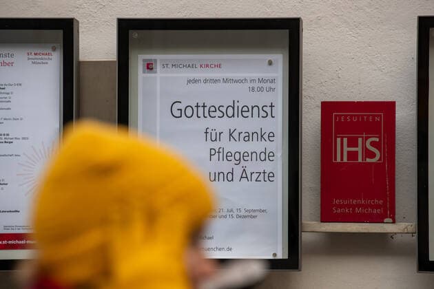 RKI meldet neuen Rekord an Ansteckungen: Impressionen aus München Gottesdienst für Kranke, Pflegende und Ärzte. Innenstadt von München am 10.11. Am 10.11.2021 meldet das Robert Koch Institut RKI 39.676 neue Corona Infektionen in Deutschland. Das ist ein neuer Höchstwert. Die 7-Tage-Inzidenz steigt auf 232,1, auch ein neuer Höchstwert. Innerhalb von 24 Stunden starben weitere 236 Menschen an den Folgen der Infektion. - Worship for the sick, the care takers and the doctors. Downtown of Munich, Germany. On November 10, 2021 the Robert Koch Institute RKI announced the new record of 39,676 new COvid infections in Germany. The seven day incidence rose to 231,1, a new record too. In the last 24 hours 236 people died of the aftermaths of COvi Copyright: xwww.AlexanderPohl.photographyxxx