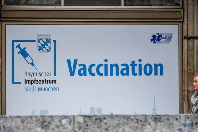 RKI meldet neuen Rekord an Ansteckungen: Impressionen aus München Lange Schlange für eine Impfung ohne Anmeldung im Rathaus. Innenstadt von München am 10.11. Am 10.11.2021 meldet das Robert Koch Institut RKI 39.676 neue Corona Infektionen in Deutschland. Das ist ein neuer Höchstwert. Die 7-Tage-Inzidenz steigt auf 232,1, auch ein neuer Höchstwert. Innerhalb von 24 Stunden starben weitere 236 Menschen an den Folgen der Infektion. - Long Queu for a vaccination in front of the townhall. Downtown of Munich, Germany. On November 10, 2021 the Robert Koch Institute RKI announced the new record of 39,676 new COvid infections in Germany. The seven day incidence rose to 231,1, a new record too. In the last 24 hours 236 people died of the afterma Copyright: xwww.AlexanderPohl.photographyxxx