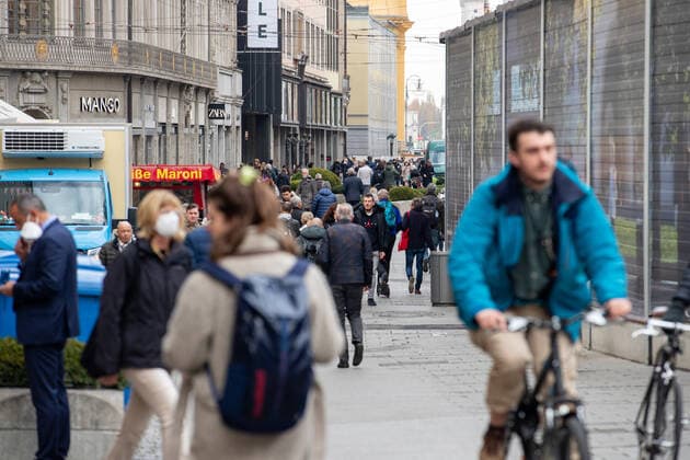 RKI meldet neuen Rekord an Ansteckungen: Impressionen aus München Innenstadt von München am 10.11. Am 10.11.2021 meldet das Robert Koch Institut RKI 39.676 neue Corona Infektionen in Deutschland. Das ist ein neuer Höchstwert. Die 7-Tage-Inzidenz steigt auf 232,1, auch ein neuer Höchstwert. Innerhalb von 24 Stunden starben weitere 236 Menschen an den Folgen der Infektion. - Downtown of Munich, Germany. On November 10, 2021 the Robert Koch Institute RKI announced the new record of 39,676 new COvid infections in Germany. The seven day incidence rose to 231,1, a new record too. In the last 24 hours 236 people died of the aftermaths of COvid-19. München Bayern Deutschland Copyright: xwww.AlexanderPohl.photographyxxx