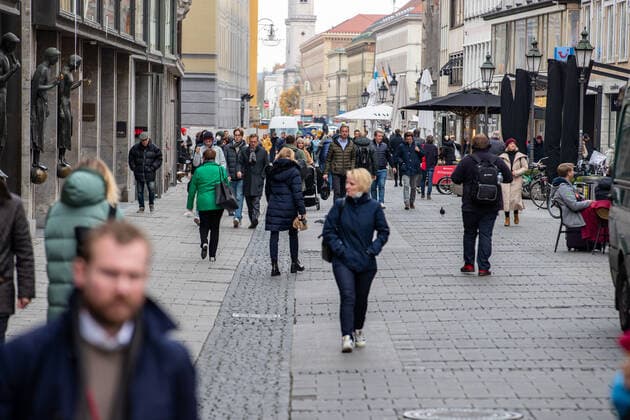 RKI meldet neuen Rekord an Ansteckungen: Impressionen aus München Innenstadt von München am 10.11. Am 10.11.2021 meldet das Robert Koch Institut RKI 39.676 neue Corona Infektionen in Deutschland. Das ist ein neuer Höchstwert. Die 7-Tage-Inzidenz steigt auf 232,1, auch ein neuer Höchstwert. Innerhalb von 24 Stunden starben weitere 236 Menschen an den Folgen der Infektion. - Downtown of Munich, Germany. On November 10, 2021 the Robert Koch Institute RKI announced the new record of 39,676 new COvid infections in Germany. The seven day incidence rose to 231,1, a new record too. In the last 24 hours 236 people died of the aftermaths of COvid-19. München Bayern Deutschland Copyright: xwww.AlexanderPohl.photographyxxx