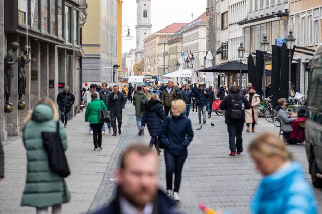 RKI meldet neuen Rekord an Ansteckungen: Impressionen aus München Innenstadt von München am 10.11. Am 10.11.2021 meldet das Robert Koch Institut RKI 39.676 neue Corona Infektionen in Deutschland. Das ist ein neuer Höchstwert. Die 7-Tage-Inzidenz steigt auf 232,1, auch ein neuer Höchstwert. Innerhalb von 24 Stunden starben weitere 236 Menschen an den Folgen der Infektion. - Downtown of Munich, Germany. On November 10, 2021 the Robert Koch Institute RKI announced the new record of 39,676 new COvid infections in Germany. The seven day incidence rose to 231,1, a new record too. In the last 24 hours 236 people died of the aftermaths of COvid-19. München Bayern Deutschland Copyright: xwww.AlexanderPohl.photographyxxx