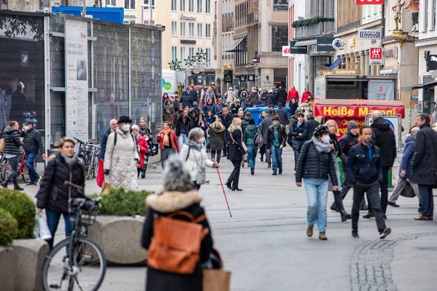 RKI meldet neuen Rekord an Ansteckungen: Impressionen aus München Innenstadt von München am 10.11. Am 10.11.2021 meldet das Robert Koch Institut RKI 39.676 neue Corona Infektionen in Deutschland. Das ist ein neuer Höchstwert. Die 7-Tage-Inzidenz steigt auf 232,1, auch ein neuer Höchstwert. Innerhalb von 24 Stunden starben weitere 236 Menschen an den Folgen der Infektion. - Downtown of Munich, Germany. On November 10, 2021 the Robert Koch Institute RKI announced the new record of 39,676 new COvid infections in Germany. The seven day incidence rose to 231,1, a new record too. In the last 24 hours 236 people died of the aftermaths of COvid-19. München Bayern Deutschland Copyright: xwww.AlexanderPohl.photographyxxx