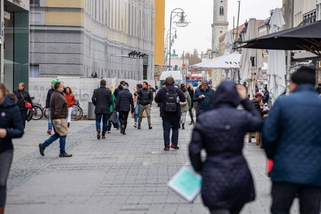 RKI meldet neuen Rekord an Ansteckungen: Impressionen aus München Innenstadt von München am 10.11. Am 10.11.2021 meldet das Robert Koch Institut RKI 39.676 neue Corona Infektionen in Deutschland. Das ist ein neuer Höchstwert. Die 7-Tage-Inzidenz steigt auf 232,1, auch ein neuer Höchstwert. Innerhalb von 24 Stunden starben weitere 236 Menschen an den Folgen der Infektion. - Downtown of Munich, Germany. On November 10, 2021 the Robert Koch Institute RKI announced the new record of 39,676 new COvid infections in Germany. The seven day incidence rose to 231,1, a new record too. In the last 24 hours 236 people died of the aftermaths of COvid-19. München Bayern Deutschland Copyright: xwww.AlexanderPohl.photographyxxx