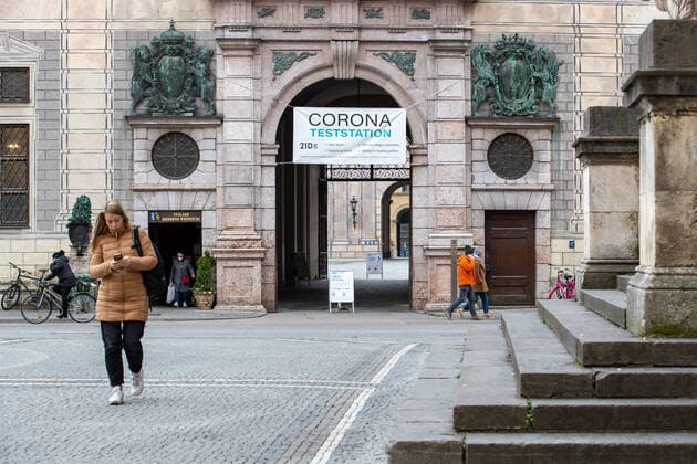 RKI meldet neuen Rekord an Ansteckungen: Impressionen aus München Corona Teststation. Innenstadt von München am 10.11. Am 10.11.2021 meldet das Robert Koch Institut RKI 39.676 neue Corona Infektionen in Deutschland. Das ist ein neuer Höchstwert. Die 7-Tage-Inzidenz steigt auf 232,1, auch ein neuer Höchstwert. Innerhalb von 24 Stunden starben weitere 236 Menschen an den Folgen der Infektion. - Covid test station. Downtown of Munich, Germany. On November 10, 2021 the Robert Koch Institute RKI announced the new record of 39,676 new COvid infections in Germany. The seven day incidence rose to 231,1, a new record too. In the last 24 hours 236 people died of the aftermaths of COvid-19. München Bayern Deutschland Copyright: xwww.AlexanderPohl.photographyxxx