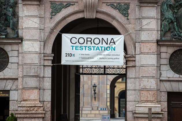 RKI meldet neuen Rekord an Ansteckungen: Impressionen aus München Corona Teststation. Innenstadt von München am 10.11. Am 10.11.2021 meldet das Robert Koch Institut RKI 39.676 neue Corona Infektionen in Deutschland. Das ist ein neuer Höchstwert. Die 7-Tage-Inzidenz steigt auf 232,1, auch ein neuer Höchstwert. Innerhalb von 24 Stunden starben weitere 236 Menschen an den Folgen der Infektion. - Covid test station. Downtown of Munich, Germany. On November 10, 2021 the Robert Koch Institute RKI announced the new record of 39,676 new COvid infections in Germany. The seven day incidence rose to 231,1, a new record too. In the last 24 hours 236 people died of the aftermaths of COvid-19. München Bayern Deutschland Copyright: xwww.AlexanderPohl.photographyxxx