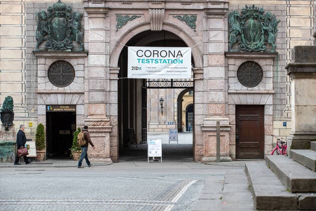 RKI meldet neuen Rekord an Ansteckungen: Impressionen aus München Corona Teststation. Innenstadt von München am 10.11. Am 10.11.2021 meldet das Robert Koch Institut RKI 39.676 neue Corona Infektionen in Deutschland. Das ist ein neuer Höchstwert. Die 7-Tage-Inzidenz steigt auf 232,1, auch ein neuer Höchstwert. Innerhalb von 24 Stunden starben weitere 236 Menschen an den Folgen der Infektion. - Covid test station. Downtown of Munich, Germany. On November 10, 2021 the Robert Koch Institute RKI announced the new record of 39,676 new COvid infections in Germany. The seven day incidence rose to 231,1, a new record too. In the last 24 hours 236 people died of the aftermaths of COvid-19. München Bayern Deutschland Copyright: xwww.AlexanderPohl.photographyxxx