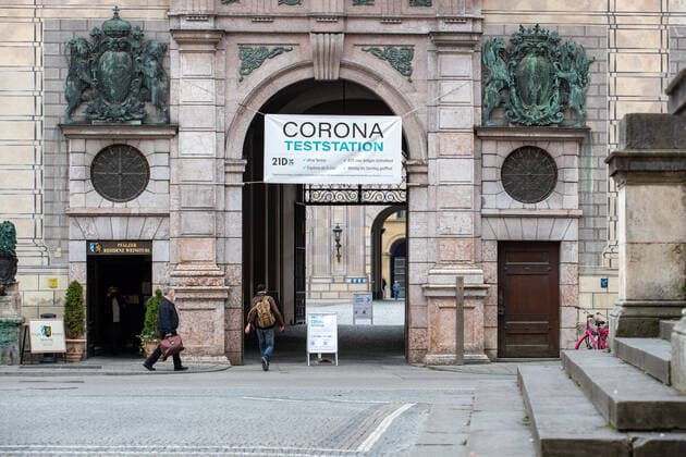 RKI meldet neuen Rekord an Ansteckungen: Impressionen aus München Corona Teststation. Innenstadt von München am 10.11. Am 10.11.2021 meldet das Robert Koch Institut RKI 39.676 neue Corona Infektionen in Deutschland. Das ist ein neuer Höchstwert. Die 7-Tage-Inzidenz steigt auf 232,1, auch ein neuer Höchstwert. Innerhalb von 24 Stunden starben weitere 236 Menschen an den Folgen der Infektion. - Covid test station. Downtown of Munich, Germany. On November 10, 2021 the Robert Koch Institute RKI announced the new record of 39,676 new COvid infections in Germany. The seven day incidence rose to 231,1, a new record too. In the last 24 hours 236 people died of the aftermaths of COvid-19. München Bayern Deutschland Copyright: xwww.AlexanderPohl.photographyxxx