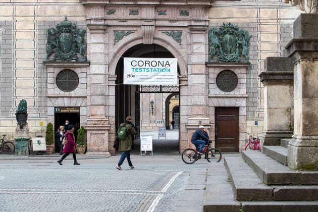 RKI meldet neuen Rekord an Ansteckungen: Impressionen aus München Corona Teststation. Innenstadt von München am 10.11. Am 10.11.2021 meldet das Robert Koch Institut RKI 39.676 neue Corona Infektionen in Deutschland. Das ist ein neuer Höchstwert. Die 7-Tage-Inzidenz steigt auf 232,1, auch ein neuer Höchstwert. Innerhalb von 24 Stunden starben weitere 236 Menschen an den Folgen der Infektion. - Covid test station. Downtown of Munich, Germany. On November 10, 2021 the Robert Koch Institute RKI announced the new record of 39,676 new COvid infections in Germany. The seven day incidence rose to 231,1, a new record too. In the last 24 hours 236 people died of the aftermaths of COvid-19. München Bayern Deutschland Copyright: xwww.AlexanderPohl.photographyxxx