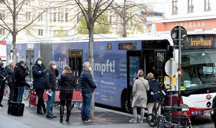 (211110) -- VIENNA, Nov. 10, 2021 -- People wait to receive vaccines at a COVID-19 vaccination bus in Vienna, Austria, Nov. 10, 2021. ) AUSTRIA-VIENNA-COVID-19-VACCINATION GuoxChen 