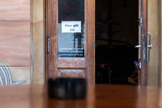 Hinweischild zur 2G-Zugangsaregel gibt es bereits an vielen Berliner Bars und Restaurants. Der Berliner Senat plant eine Ausweitung der 2-G-Regel im Rahmen einer neuen Corona-Eindämmungsverordnung. Signs indicating the 2G access rule are already in place at many Berlin bars and restaurants. The Berlin Senate is planning to extend the 2G rule as part of a new Corona containment ordinance. 2G-Zugangsregel in Berlin *** Signs indicating the 2G access rule are already in place at many Berlin bars and restaurants The Berlin Senate is planning to extend the 2G rule as part of a new Corona containment ordinance 2G access rule in Berlin sn_ph20211110-7981.jpg