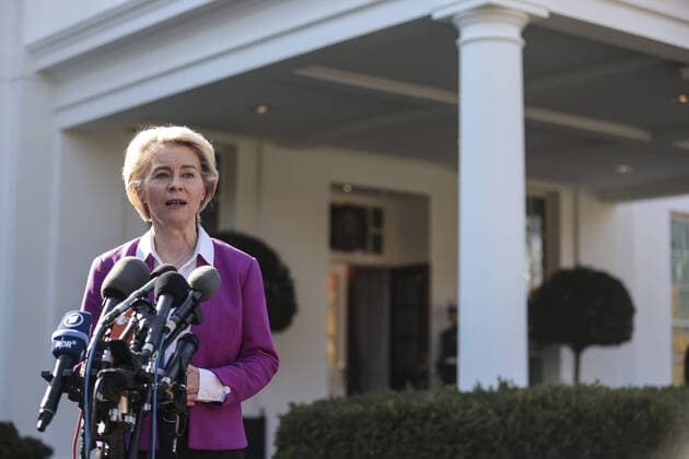 Bilder des Jahres 2021, News 11 November News Themen der Woche KW45 News Bilder des Tages President of the European Commission Ursula von der Leyen talks to reporters outside of the West Wing of the White House after a meeting with the President Joe Biden on Wednesday, November 10, 2021 in Washington, DC.  wasp2021111022 OliverxContreras