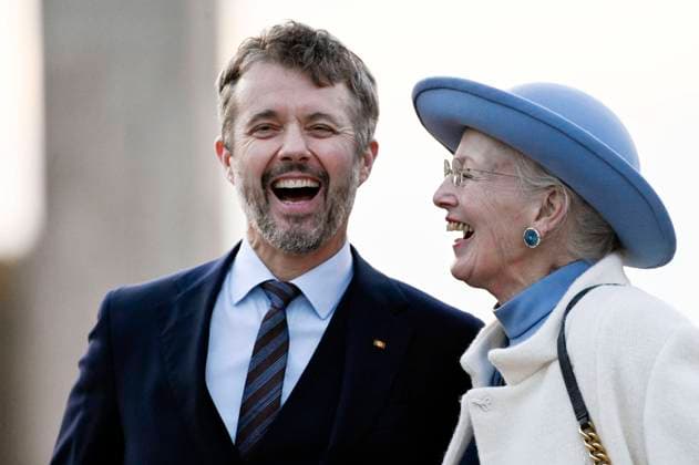 Entertainment Bilder des Tages Kronprinz Frederik von Dänemark und Königin Margrethe II. von Dänemark beim Fototermin am Brandenburger Tor. Berlin, 10.11.2021 *** Crown Prince Frederik of Denmark and Queen Margrethe II of Denmark at the photo opportunity at the Brandenburg Gate Berlin, 10 11 2021 Foto:xF.xKernx xFuturexImage