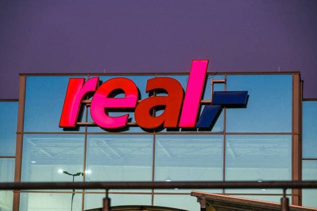 Düsseldorf 10.11.2021 Real Warenhaus Kaufhaus Supermarkt Logo Bilk Düsseldorf Nordrhein-Westfalen Deutschland *** Düsseldorf 10 11 2021 Real department store department store supermarket logo Bilk Düsseldorf North Rhine-Westphalia Germany