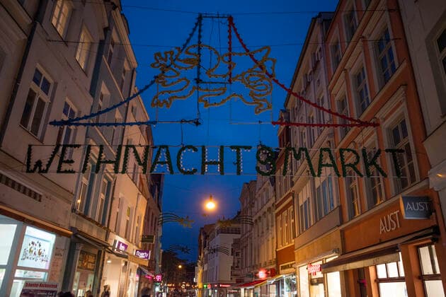 Light advertising for the Christmas market 2021 in the Rostock city The largest Christmas market in northern Germany in the Hanseatic city of Rostock opens after the forced break last year under Corona conditions and without cultural program A special feature is the historic Christmas market in the monastery garden with medieval crafts and trade stalls Copyright: FrankxHormannx xnordlicht