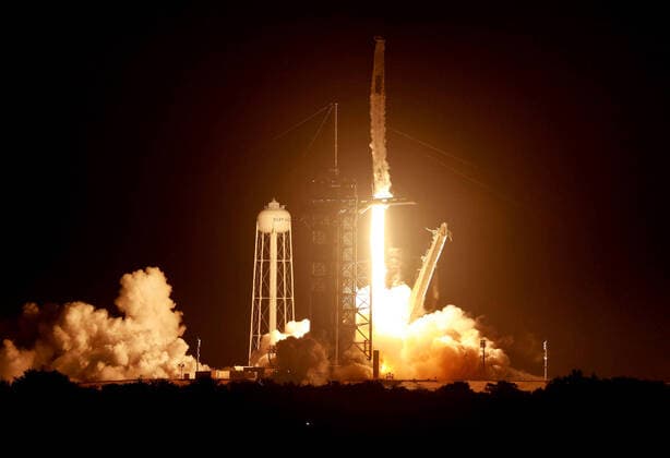 Bilder des Jahres 2021, News 11 November News Themen der Woche KW45 News Bilder des Tages November 10, 2021, Kennedy Space Center, FL, USA: A SpaceX Falcon 9 rocket lifts off carrying the Crew-3 astronauts in the new Crew Dragon Endurance spacecraft on Wednesday, Nov. 10, 2021. The astronauts on the NASA mission include Tom Marshburn, pilot; Raja Chari, mission commander, Kayla Barron, mission specialist, and Matthias Maurer, a mission specialist from the European Space Agency. Kennedy Space Center USA - ZUMAm67_ 20211110_zaf_m67_032 Copyright: xJoexBurbankx