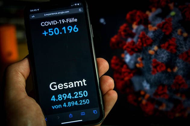 Coronavirus in Germany Covid 19 Dashboard of the Robert Koch Institute 11 11 2021 Robert Koch Institute 7 days Incidence 249.1 7 days Number of cases 207 148 COVID 19 cases 4 894 250 Addition of 50 196 compared to previous day COVID 19 deaths 97 198 Addition of 235 compared to previous day