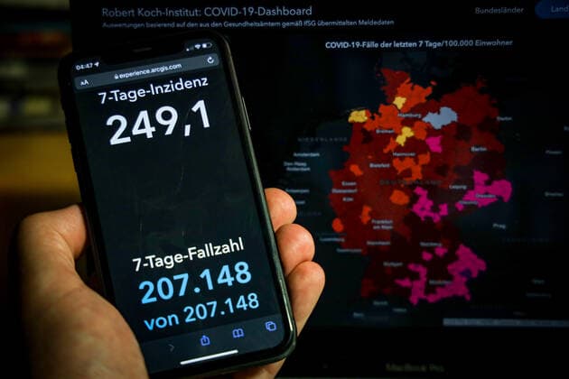 Coronavirus in Germany Covid 19 Dashboard of the Robert Koch Institute 11 11 2021 Robert Koch Institute 7 days Incidence 249.1 7 days Number of cases 207 148 COVID 19 cases 4 894 250 Addition of 50 196 compared to previous day COVID 19 deaths 97 198 Addition of 235 compared to previous day