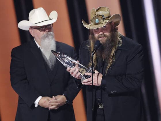 Bilder des Jahres 2021, Entertainment 11 November Entertainment Themen der Woche KW45 Entertainment Bilder des Tages Mike Henderson (L) and Chris Stapleton receive the award for Song of the Year for Starting Over at the 55th Annual CMA Awards at Bridgestone Arena in Nashville, Tennessee on Wednesday, November 10, 2021.  NAS20211110552 JOHNxANGELILLO