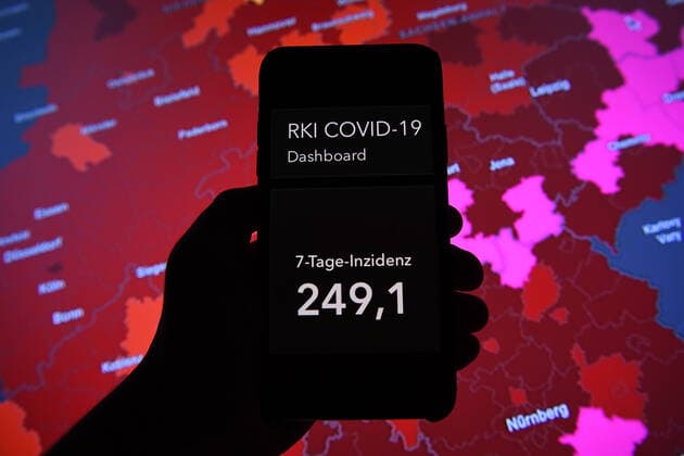 Coronavirus in Germany Covid 19 Dashboard of the Robert Koch Institute 11 11 2021, Robert Koch Institute 7 days Incidence 249.1 7 days Number of cases 207 148 COVID 19 cases 4 894 250 Addition of 50 196 compared to the previous day COVID 19 deaths 97 198 Addition of 235 compared to the previous day xHDx