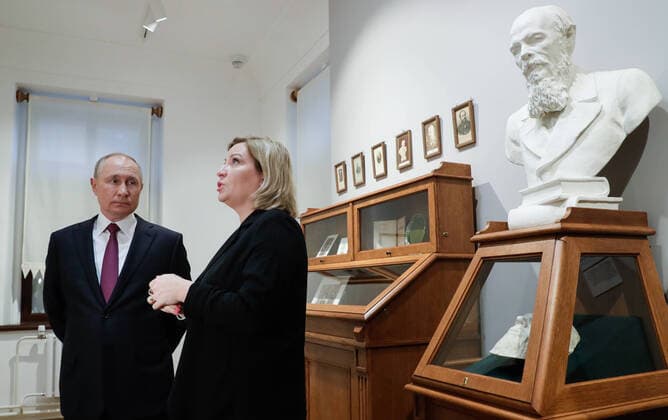 Bilder des Jahres 2021, News 11 November News Themen der Woche KW45 News Bilder des Tages MOSCOW, RUSSIA - NOVEMBER 11, 2021: Russia s President Vladimir Putin (L) and Culture Minister Olga Lyubimova visit the Dostoevsky House Museum opened after restoration to mark the Russian novelist s 200th birthday. The museum s location is the north annex of the former Mariinsky Hospital for the Poor, where Dostoevsky spent his childhood and adolescence. Mikhail Metzel TASS  TS1177F8