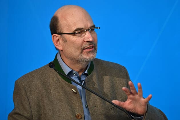 Dr Thomas Weiler, Managing Director of Starnberger Kliniken, gesture, single image, cropped single image, portrait, portrait, portrait Press conference after consultations with representatives of Bavarian hospitals about the current Corona situation in the Bavarian hospitals and especially in the intensive care units on 11 11 2021 in the Prinz Carl Palais in Munich
