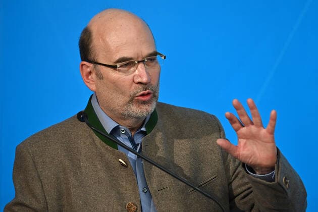 Dr Thomas Weiler, Managing Director of Starnberger Kliniken, gesture, single image, cropped single image, portrait, portrait, portrait Press conference after consultations with representatives of Bavarian hospitals about the current Corona situation in the Bavarian hospitals and especially in the intensive care units on 11 11 2021 in the Prinz Carl Palais in Munich