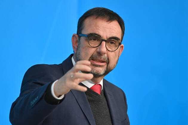 Klaus HOLETSCHEK CSU,Minister of Health Bavaria ,gesture,single image,cut single image,portrait,portrait press conference after consultations with representatives of Bavarian hospitals about the current corona situation in the Bavarian hospitals and especially in the intensive care units on 11 11 2021 in the Prinz Carl Palais in Munich