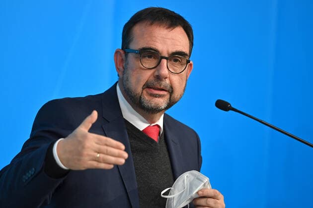 Klaus HOLETSCHEK CSU,Minister of Health Bavaria ,gesture,single image,cut single image,portrait,portrait press conference after consultations with representatives of Bavarian hospitals about the current corona situation in the Bavarian hospitals and especially in the intensive care units on 11 11 2021 in the Prinz Carl Palais in Munich