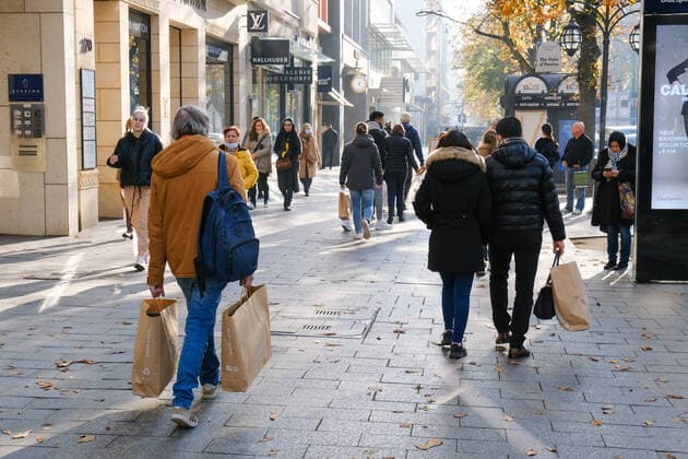 Dusseldorf 11 11 2021 Königsallee shopping street shopping mile shopping bag bag luxury wealth social scissors shopping street shopping street fashion street wealth poverty textiles covid corona incidence Dusseldorf North Rhine Westphalia Germany