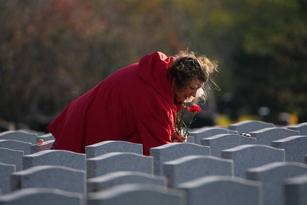 November 11, 2021, Ottawa, ON, Canada: A lady places flowers on gravesites during Remembrance Day services at the National Military Cemetery in Ottawa on Thursday, Nov. 11, 2021. Ottawa Canada  - ZUMAc35_ 20211111_zaf_c35_014 Copyright: xSeanxKilpatrickx