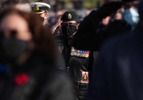 November 11, 2021, Ottawa, ON, Canada: A veteran salutes during Remembrance Day services at the National Military Cemetery in Ottawa on Thursday, Nov. 11, 2021. Ottawa Canada  - ZUMAc35_ 20211111_zaf_c35_025 Copyright: xSeanxKilpatrickx