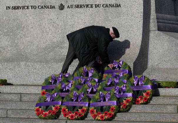 November 11, 2021, Ottawa, ON, Canada: A man places flowers during Remembrance Day services at the National War Memorial in Ottawa on Thursday, Nov. 11, 2021. Ottawa Canada  - ZUMAc35_ 20211111_zaf_c35_022 Copyright: xAdrianxWyldx