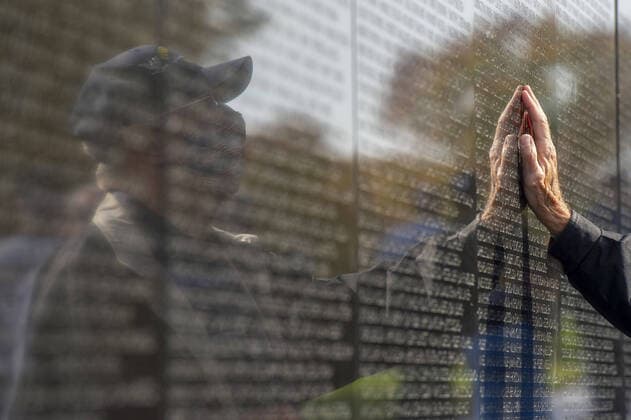 Bilder des Jahres 2021, News 11 November News Themen der Woche KW45 News Bilder des Tages A visitor to the Vietnam Veterans Memorial places his hand on the wall on Veterans Day in Washington, DC on Thursday, November 11, 2021.  WAP20211111766 BONNIExCASH