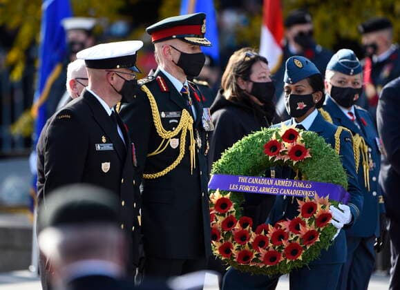 November 11, 2021, Ottawa, ON, CAN: ActingÃ‚ ChiefÃ‚ ofÃ‚ theÃ‚ DefenceÃ‚ Staff Wayne Eyre prepares to a wreath at the Tomb of the Unknown Soldier during the National Remembrance Day Ceremony in Ottawa, on Thursday, Nov. 11, 2021. Ottawa CAN  - ZUMAc35_ 20211111_zaf_c35_100 Copyright: xJustinxTangx
