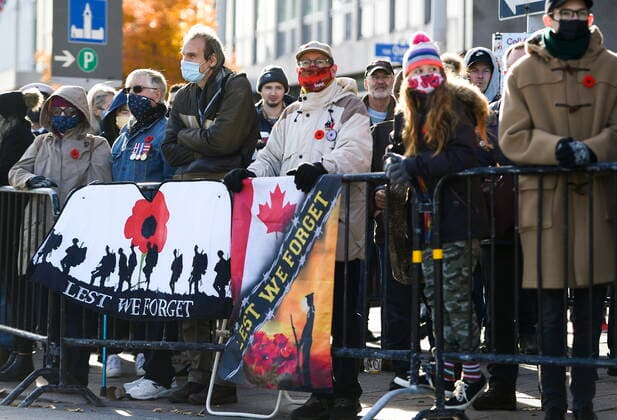 November 11, 2021, Ottawa, ON, CAN: People line Elgin Street before the start of the National Remembrance Day Ceremony at the National War Memorial in Ottawa, on Thursday, Nov. 11, 2021. Ottawa CAN  - ZUMAc35_ 20211111_zaf_c35_122 Copyright: xJustinxTangx