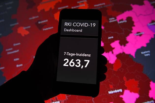 Coronavirus in Germany Covid 19 Dashboard of the Robert Koch Institute 12 11 2021, Robert Koch Institute 7 days Incidence 263.7 7 days Number of cases 219 272 COVID 19 Cases 4 942 890 Addition of 48 640 compared to the previous day COVID 19 Deaths 97 389 Addition of 191 compared to the previous day xHDx