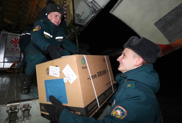 News Bilder des Tages (211112) -- MINSK, Nov. 12, 2021 -- Chinese vaccines and medical supplies are unloaded from a plane at an airport in Minsk, Belarus, Nov. 11, 2021. China and Belarus signed a document on vaccine transfer after a new batch of coronavirus vaccines from China arrived here Thursday. (Photo by Xinhua) BELARUS-MINSK-COVID-19-CHINA-VACCINE HenadzxZhinkov 