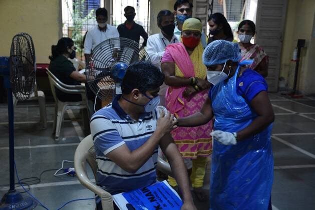 MUMBAI, INDIA - NOVEMBER 11: A health worker inoculates a beneficiary against Covid-19 at TMC School Vaccination Centre No. 19, Naupada, in Thane, on November 11, 2021 in Mumbai, India. (Photo by Praful Gangurde Hindustan Times ) Daily Life Amid Coronavirus Pandemic In India
